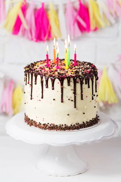 Nahaufnahme Von Geburtstagstorte Mit Kerzen — Stockfoto