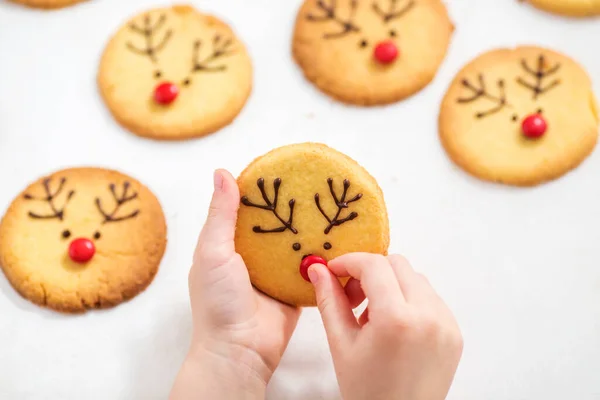 Pessoa Segurando Biscoito Natal Com Cara Veado — Fotografia de Stock