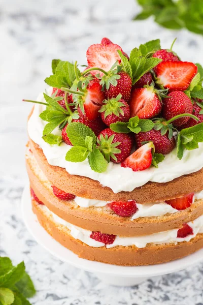 Deliziosa Torta Decorata Con Fragole — Foto Stock