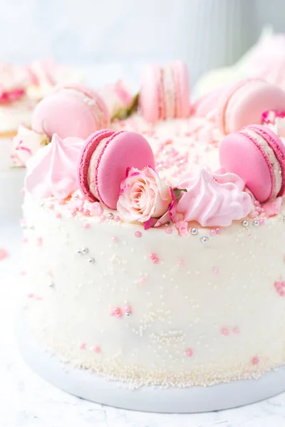 Bolo Decorado Com Biscoitos Doces Merengue Macaroons — Fotografia de Stock