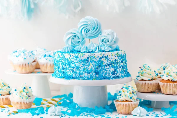 テーブルの上に青い霜降りのおいしいケーキ — ストック写真