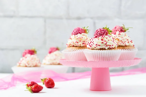 Muffinok Tejszínnel Eperrel Közelkép — Stock Fotó