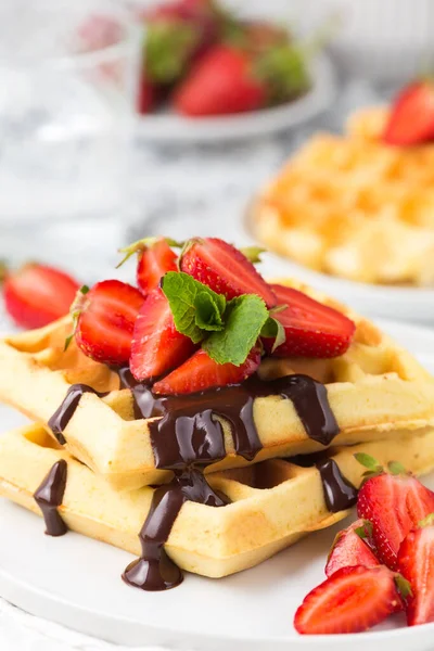 Zoete Wafels Met Aardbeien Bord — Stockfoto