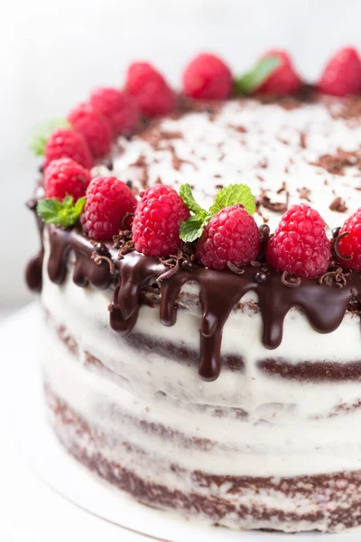 Delicioso Bolo Chocolate Decorado Com Raspberris — Fotografia de Stock