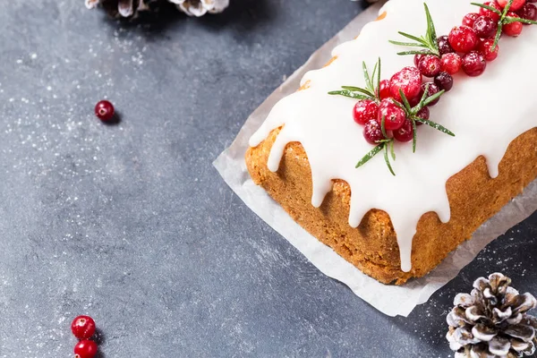 Bolo Natal Com Cones Abeto Decorações Mesa Madeira — Fotografia de Stock