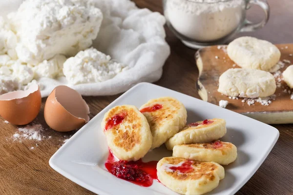 自家製ロシアのコテージチーズパンケーキプレート — ストック写真