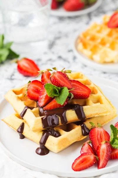 Zoete Wafels Met Aardbeien Bord — Stockfoto