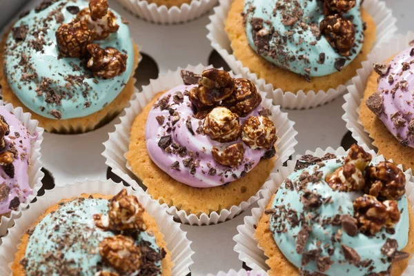 Σπιτικό Cupcakes Και Κρέμα Στο Πιάτο — Φωτογραφία Αρχείου