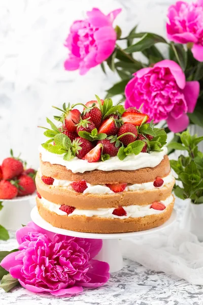 Leckerer Kuchen Mit Erdbeeren Dekoriert — Stockfoto