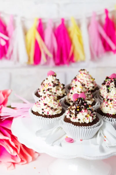 Házi Készítésű Csokoládé Muffinok Krémek Közelsége — Stock Fotó