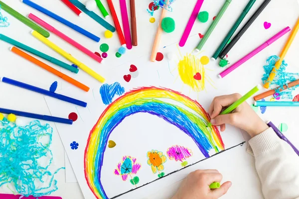 Vista Dall Alto Delle Mani Del Ragazzo Che Disegnano Con — Foto Stock