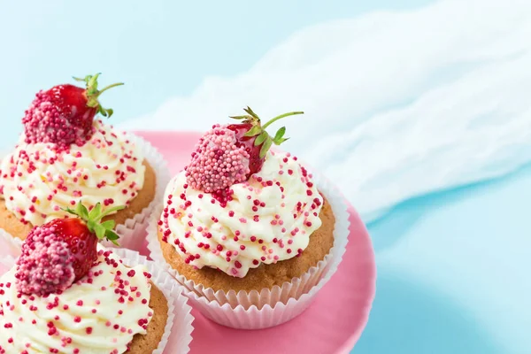 Cupcakes Med Grädde Och Jordgubbar Närbild — Stockfoto