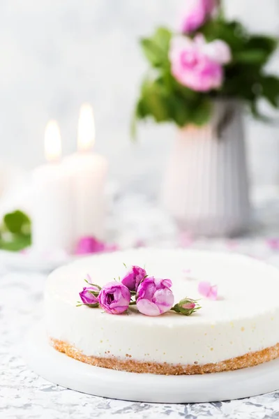 Close Delicioso Cheesecake Com Flor — Fotografia de Stock