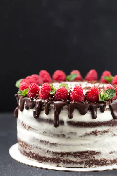 Köstliche Schokoladenkuchen Mit Himbeeren Dekoriert — Stockfoto