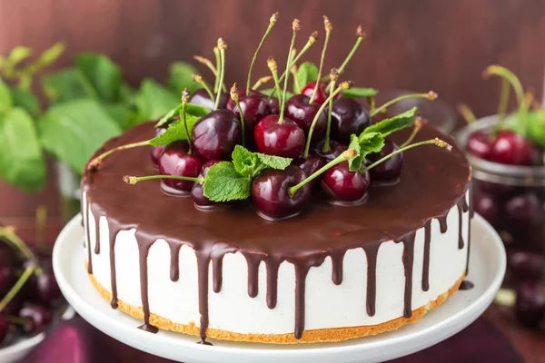 Close Delicioso Cheesecake Com Cerejas Chocolate — Fotografia de Stock