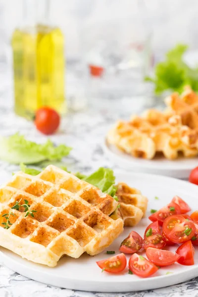 Belgische Wafels Met Verse Basilicum Tomaten — Stockfoto