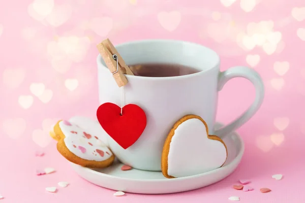 Φλιτζάνι Τσάι Και Μπισκότα Σχήμα Καρδιάς Στο Φόντο Χρώμα — Φωτογραφία Αρχείου