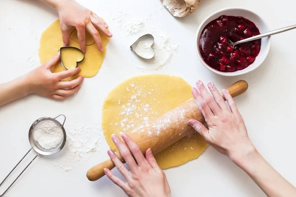 Vista Superior Las Manos Mujer Sosteniendo Masa Con Harina Huevos — Foto de Stock