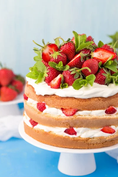 Leckerer Kuchen Mit Erdbeeren Dekoriert — Stockfoto