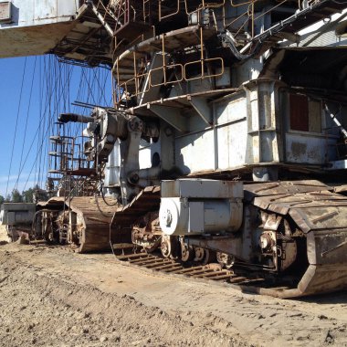 Büyük bir döner kazıcının temelinde bir kum çukurunun gelişimi üzerinde çalışmak..