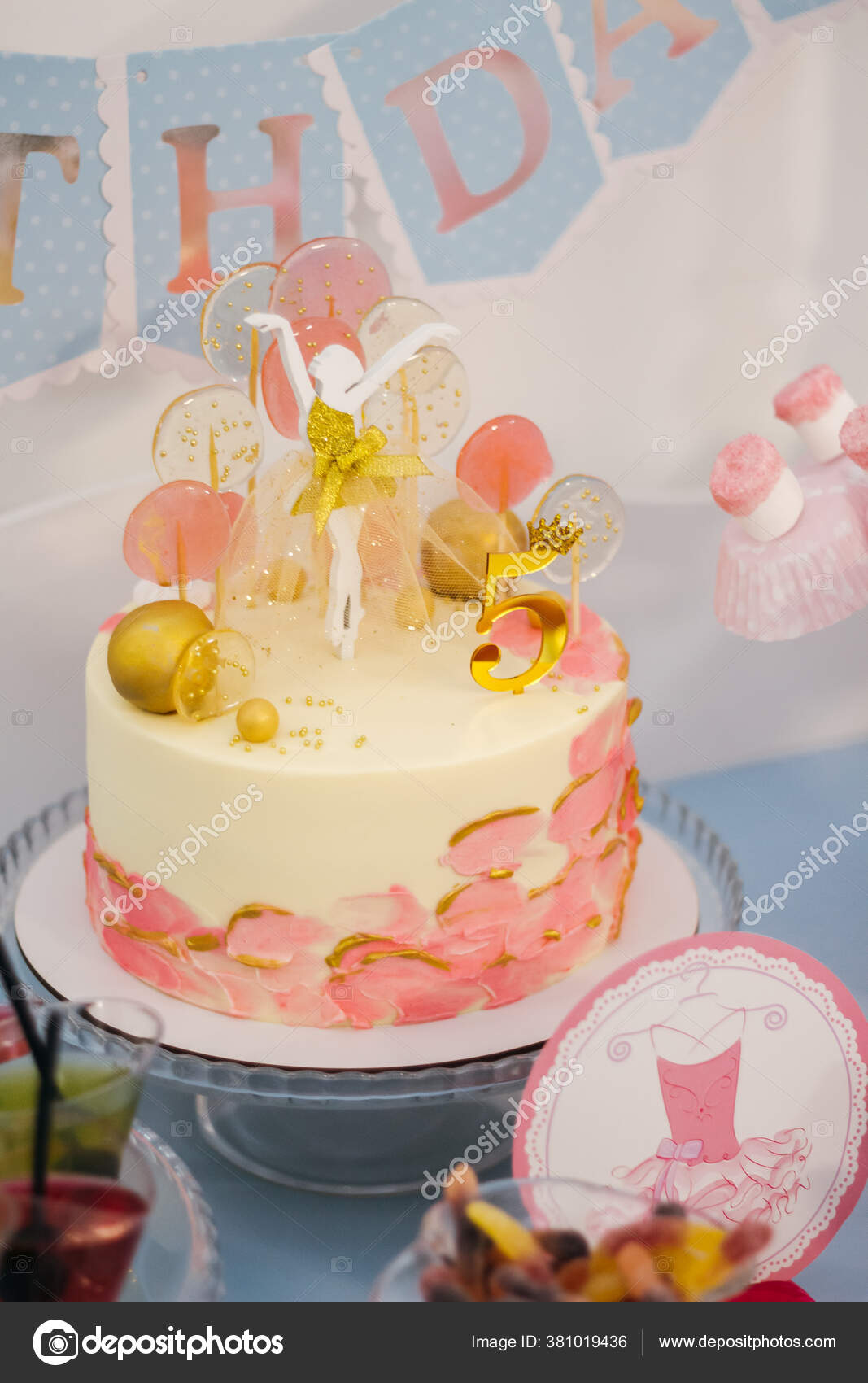 ケーキ ピクニックテーブルの上の装飾的なフォンダンピンクケーキ 誕生日ケーキ ピンクのやつ 女の子用ケーキ 小さなバレリーナ ストック写真 C Alexeyyakovenko ケーキ ピクニックテーブルの上の装飾的なフォンダンピンクケーキ 誕生日ケーキ ピンクのやつ 女の子用ケーキ 小さなバレリーナ ストック写真 C Alexeyyakovenko