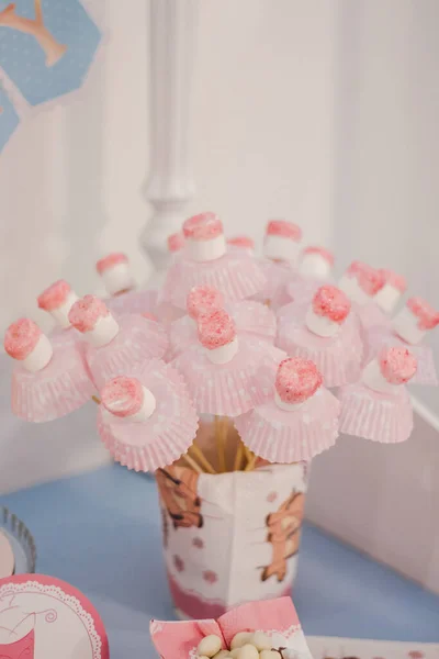 Wedding cake pops. Wedding sweets. Vintage cupcakes