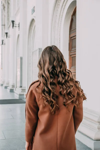 Mooie Dame Met Krullend Haar Het Achteraanzicht Van Een Meisje — Stockfoto