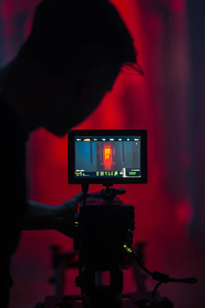 Proces Nagrywania Wideo Operator Filmuje Młodego Człowieka Profesjonalną Kamerą — Zdjęcie stockowe
