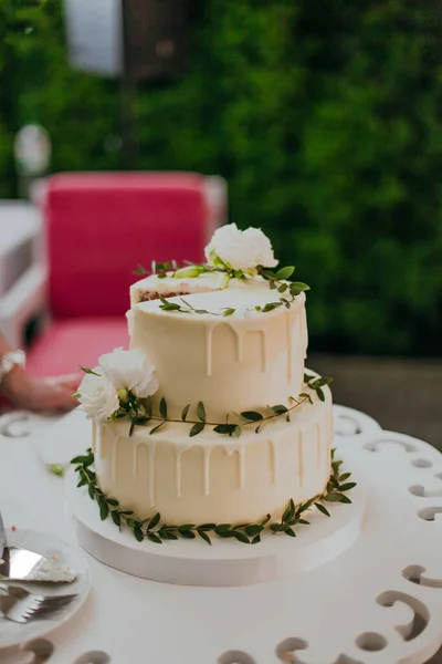 Hermoso Pastel Boda Blanco Con Hojas Verdes Decoración Mesa —  Fotos de Stock