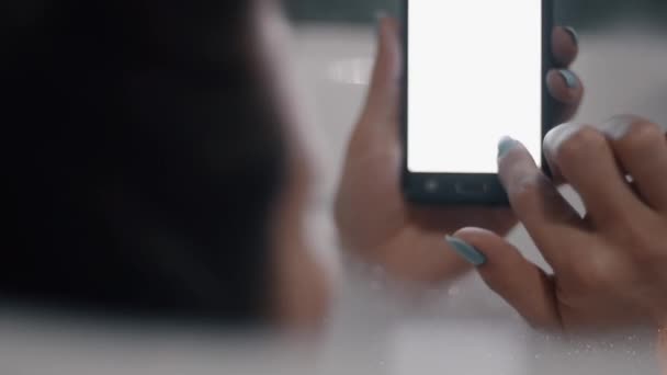 Fiatal Fürdő Használ Smartphone — Stock videók