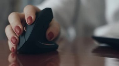 Dikey ergonomik fare, yakın kullanan genç kadın