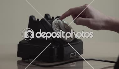 Kadın kadran üzerinde eski döner telefon, yakın çekim görünüm