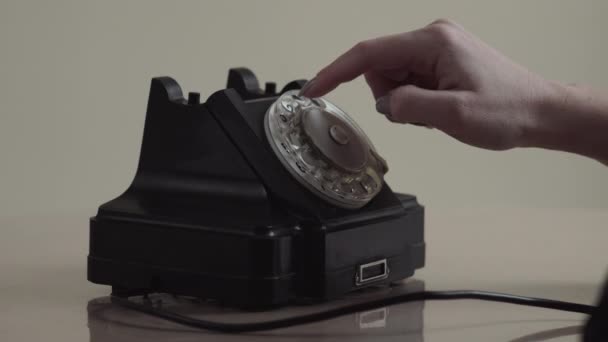 古いロータリー電話での女性のダイヤル クローズアップビュー — ストック動画