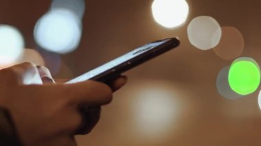 Mesaj, kış saati yazma geceleri Smartphone kullanarak kadının yakın çekim