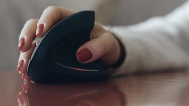 Mujer Usando Ratón Ergonómico Vertical Cerca — Vídeo de stock