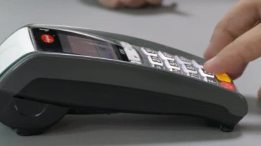 Kriviy teçhizat, Dnepropetrovskaya / Ukrayna - 06/19/2018: adam Nfc teknolojisini kullanarak akıllı telefon ödeme