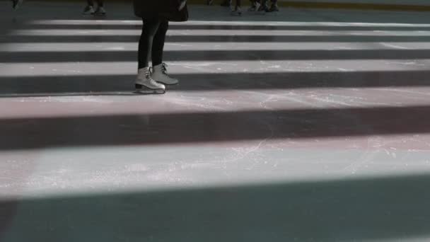 Les Gens Patinent Sur Patinoire — Video