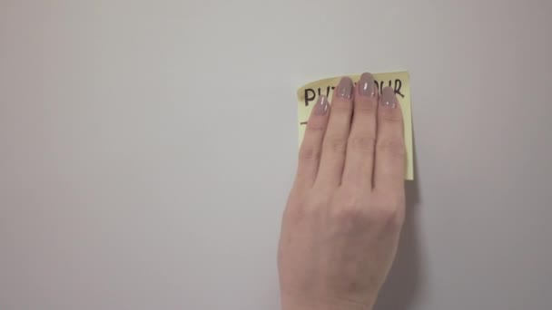 クローズ アップ女性の手棒フリップの紙のハートと言葉 — ストック動画