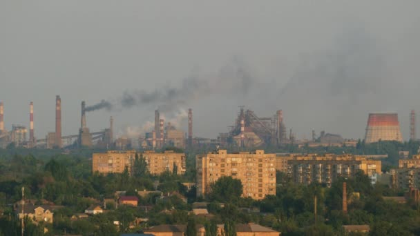 Rook Uit Schoorsteen Van Een Industriële Onderneming — Stockvideo