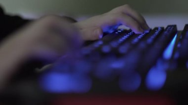 Akşam bilgisayar klavye kullanarak, Online oyun, raf odak oynayan çocuğun eli yakın çekim