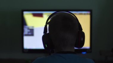 Kulaklıklı Çocuk Akşam Online Oyun Çalış