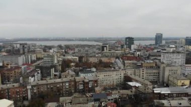 Hava aracı bulutlu bir günde küçük bir sanayi kasabasının üzerinde vuruldu.