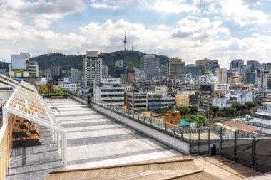 Kule içinde uzak Sewoon plaza çatı bahçe banklar ile ve Seul Namsan ile Seul kenti