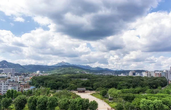 Jongmyo Park View Bukhansan Mountain Background Taken Sewoon Plaza Seoul — Stock Photo, Image