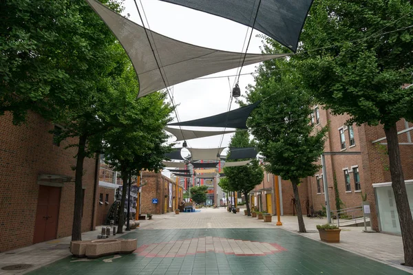 Bina 1930'larda inşa edilmiş mimari yapısı yenilenmiş. Incheon sanat platformu stüdyo ve müze için bir yer