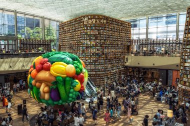 Mega kitaplığa Coex, dev Seul alışveriş merkezi içinde bulunan Starfield kütüphanesidir. Seoul, Güney Kore. 16th Temmuz 2018 alınan.