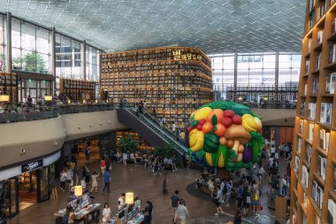 Mega kitaplığa Coex, dev Seul alışveriş merkezi içinde bulunan Starfield kütüphanesidir. Seoul, Güney Kore. 16th Temmuz 2018 alınan.