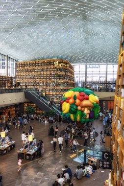 Mega kitaplığa Coex, dev Seul alışveriş merkezi içinde bulunan Starfield kütüphanesidir. Seoul, Güney Kore. 16th Temmuz 2018 alınan.