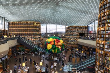 Mega kitaplığa Coex, dev Seul alışveriş merkezi içinde bulunan Starfield kütüphanesidir. Seoul, Güney Kore. 16th Temmuz 2018 alınan.
