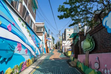 Ev ve sokak masal karakterleri ile dekore edilmiştir. Sokağın songwol dong Incheon, Güney Kore içinde yer alır. 18th Temmuz 2018 yılında alınan.